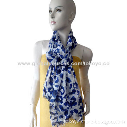 Woven scarf with screen printing, made of viscose and modal, measures 180*70+1.5cm, blue and white